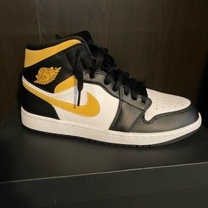 Jordan 1 Mid Pollen